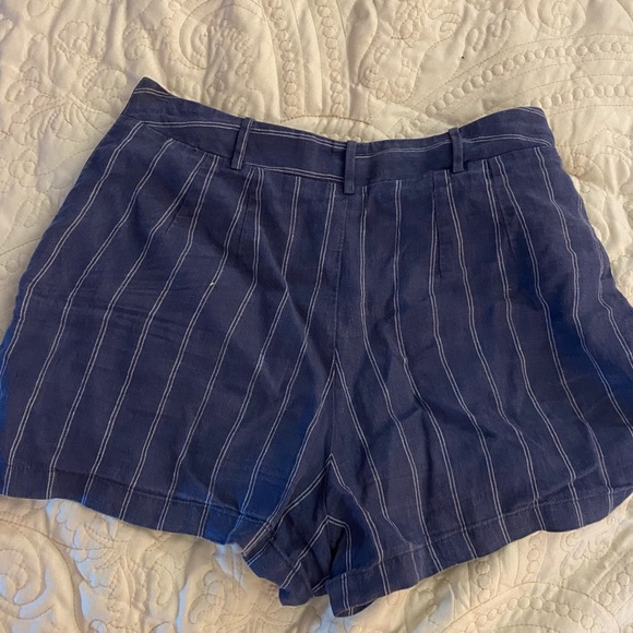 Navy blue and white striped reformation shorts - Picture 3 of 3